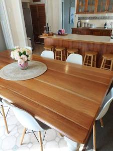 una mesa de madera con un jarrón de flores. en Amaroo House 'A beautiful place!', en Lyra