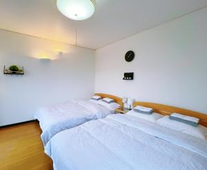 Ένα ή περισσότερα κρεβάτια σε δωμάτιο στο 大阪市東成区一軒家貸し切りファミリー向け小型車のみ無料駐車場可Private for families, small car free parking独栋可停小车 +37 φωτογραφίες