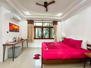 Un ou plusieurs lits dans un hébergement de l'établissement Amara Beach Resort Koh Phangan