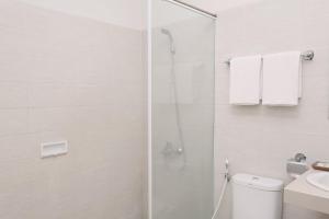Bathroom sa Cengkareng Transit Hotel