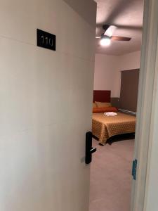 Una puerta a un dormitorio con una cama en una habitación en Urban Circunvalación, en Guadalajara
