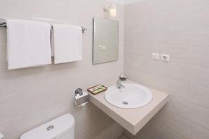 Bathroom sa Cengkareng Transit Hotel