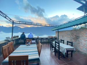 dos personas sentadas en una mesa en un patio en GO SAPA HOSTEL, en Sa Pa