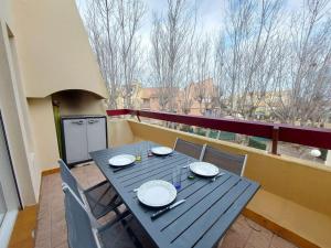 馬爾塞揚的住宿－Appartement Marseillan-Plage, 2 pièces, 6 personnes - FR-1-326-798，阳台上配有蓝色的桌椅