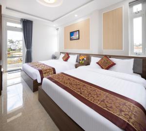 Postel nebo postele na pokoji v ubytování ROMANCE HOTEL DALAT