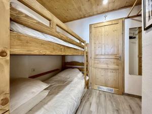 a bedroom with two bunk beds and a closet at Studio rénové, 4 couchages, proche pistes et commerces - FR-1-330F-231 in La Salle Les Alpes