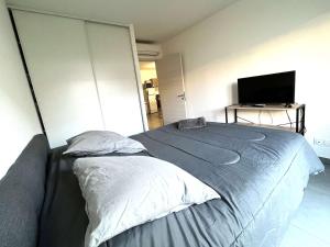 เตียงในห้องที่ Appartement Furiani, 2 pièces, 4 personnes - FR-1-650-14