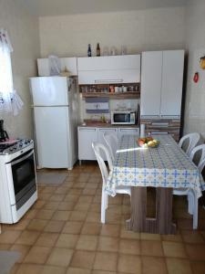 Кухня або міні-кухня у Casa confortável com piscina
