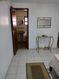 Ένα μπάνιο στο Casa confortável com piscina