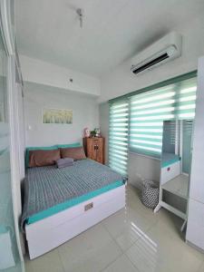 Tempat tidur dalam kamar di o&o staycation home
