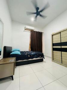 1 dormitorio con 1 cama y ventilador de techo en Thetamu Homestay مسلم Kepala Batas en Kepala Batas