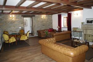 a living room with a couch and a table at Puial de l Douro in Miranda do Douro
