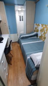 duas camas num quarto com um balcão e uma cozinha em Full House em Seul