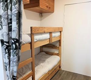 Un ou plusieurs lits superposés dans un hébergement de l'établissement Résidence Fond Blanc - Studio pour 3 Personnes 234
