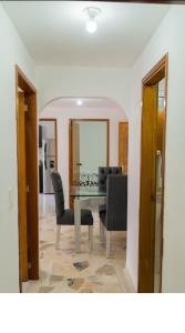 ein Esszimmer mit einem Tisch, Stühlen und einem Spiegel in der Unterkunft 3 Bedroom, 2 bathroom Located Cabecera del LLano. in Bucaramanga