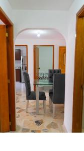 ein Esszimmer mit einem Tisch und schwarzen Stühlen in der Unterkunft 3 Bedroom, 2 bathroom Located Cabecera del LLano. in Bucaramanga