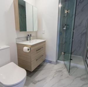 Bilik mandi di 2 bedroom Central Christchurch hub +23 gambar