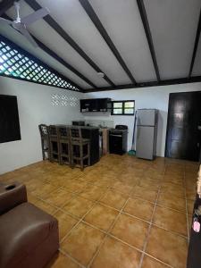 um quarto com uma cozinha e uma sala de estar em Bungalows Sloth em Manzanillo