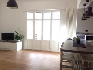 cocina con ventana grande y mesa con sillas en Home In City, en Palermo