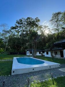 una piscina in mezzo a un cortile di Bungalows Sloth a Manzanillo