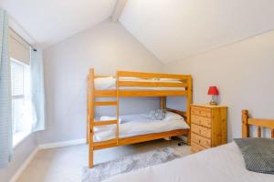 タルポリーにあるTarporley Holiday Cottageのベッドルーム1室(二段ベッド2組付)
