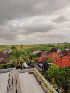 - une vue sur la ville depuis le toit d'un bâtiment dans l'établissement Canggu Serenity, à Tumbak Bayuh