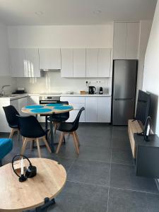 een keuken met een tafel en stoelen en een koelkast bij Arxaia skala in Kyperounda