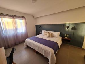 um quarto com uma cama grande e uma janela em Urban Justo Sierra em Guadalajara