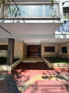 Tòa nhà nơi căn hộ tọa lạc