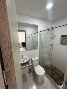 y baño con aseo, lavabo y ducha. en Apartamento luxury, en Puerto Triunfo