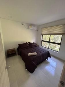 1 dormitorio con cama y ventana grande en Apartamento luxury, en Puerto Triunfo