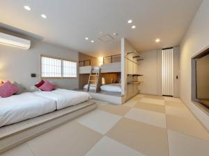 Iwasu-so في ناكاتسوجاوا: غرفة نوم بسريرين بطابقين وأرضية من البلاط