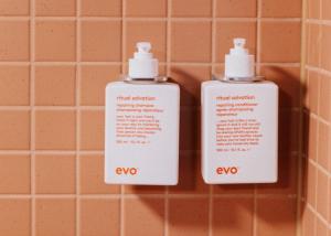dos botellas de jabón de manos colgando en una pared en The Cheshire Cat Motel, en Gold Coast