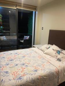 En eller flere senge i et værelse på Loft Santuario & Oasis + 6 billeder