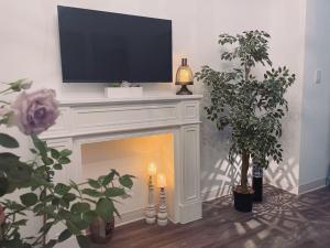 a living room with a fireplace with a television above it at 所在行旅-渡咕所在UrbanAbode DUGU in Taipei