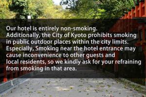 um sinal que lê o nosso hotel é inteiramente norrowing norrowingahoahoahoemetery em THE GENERAL KYOTO Bukkouji Shinmachi em Quioto