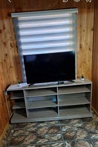 TV a/nebo společenská místnost v ubytování Cabaña jazmin
