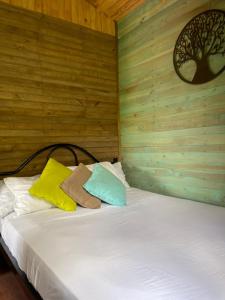 um quarto com uma cama com duas almofadas em Cabaña de montaña em Paraíso