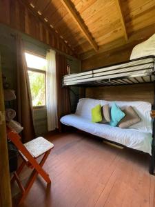 um quarto com um beliche num camarote em Cabaña de montaña em Paraíso