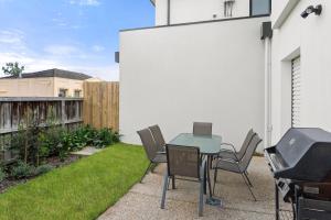 Boutique Stays - Milk & Honeyにあるパティオまたは屋外エリア