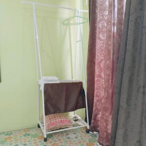 um toalheiro numa casa de banho ao lado de uma cortina em Ban Kru Ae Homestay em Banguecoque