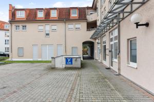 an empty street in front of a building at MARLEI 6 Apartment mit 3 Schlafzimmer, Schlafcouch, mit zweitem WC in Markranstädt