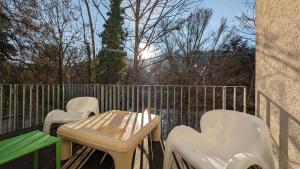 3 sillas blancas y una mesa en el balcón en Glasperlenspiel... ankommen und Zuhause fühlen... Apart-VL, en Calw
