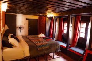 una camera con letto in una stanza con tende di Hira Guest House a Patan