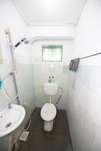 a bathroom with a toilet and a sink and a shower at OYO 89925 Innap Kota Bharu in Kota Bharu