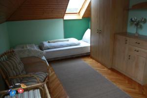 バラトンアルマーディにあるManner villaのベッドと窓が備わる小さな客室です。