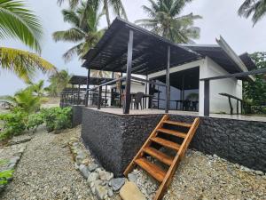 uma casa com uma escada em frente em Surigao Dream Beach Resort em Tigbao