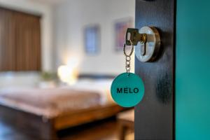 Postel nebo postele na pokoji v ubytování Melo Suites Hotel