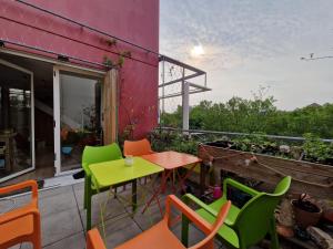 a patio with a table and chairs on a balcony at Appartement vue Seine - Duplex 3 terrasses - 3 Chambres in Saint-Ouen
