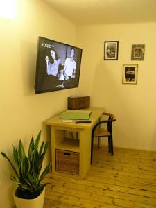Televisyen dan/atau pusat hiburan di Stylové podkrovní apartmány Ostrava